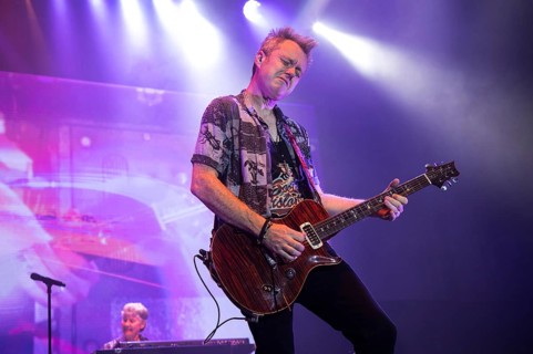 Simon MC BRIDE on lead guitar, Don AIREY on keyboards in the background