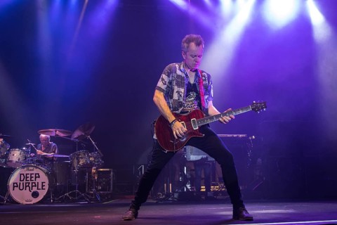 Simon MC BRIDE on lead guitar, Ian PAICE on drums in the background