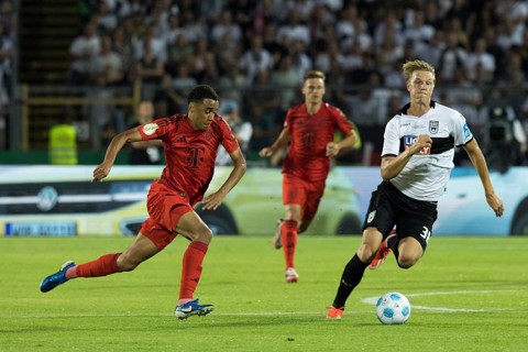 Football match, Jamal MUSIALA FC Bayern Munich left in a duel for the ball with Luka-Mikael