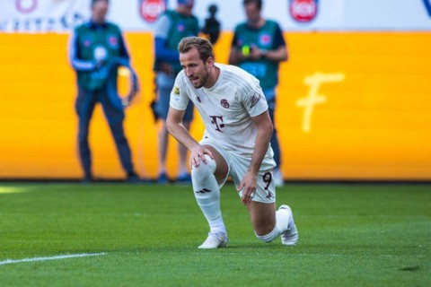 Football match, striker Harry KANE Bayern Munich kneeling on one leg while getting up after a