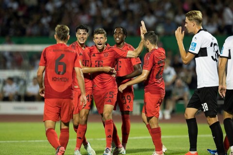 Football match, Thomas MÜLLER FC Bayern Munich centre celebrates energetically looking at Joshua