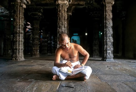 Reciting vedhas in the dancing hall Nrithya Saba in Thillai Nataraja temple in Chidambaram, Tamil