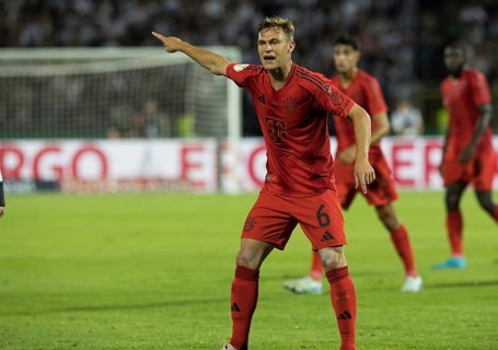 Football match, Joshua KIMMICH FC Bayern Munich shows with his left arm in which direction to go,