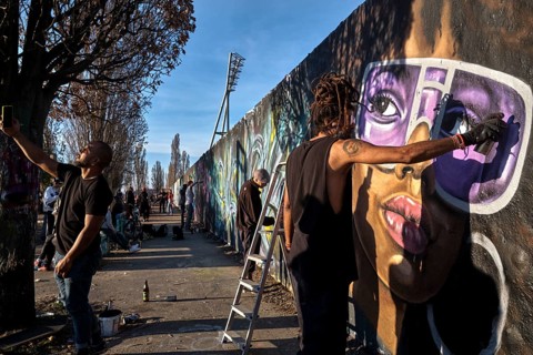 Germany, Berlin, 27. 03. 2022, Sunday afternoon Mauerpark, graffiti wall, graffiti artist Eme
