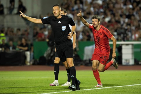 Football match, Thomas MÜLLER FC Bayern Munich celebrates his goal with raised left arm and index