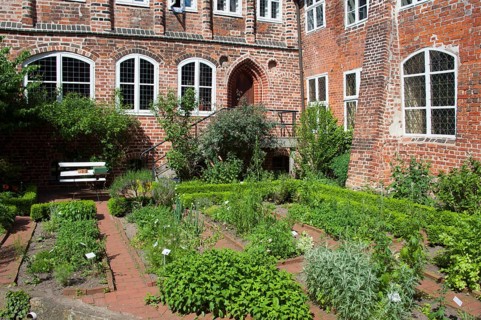 Benediktinerinne kloster Lüne, Benedictine monastery, monastery garden, Grapengießerstraße, Old
