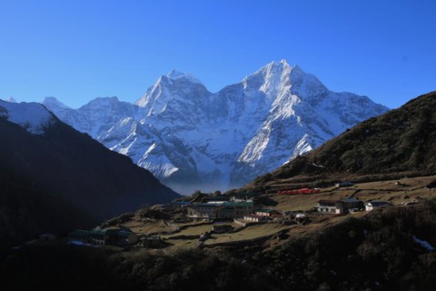 Sunrise in Dhole, view of Thamserku and Kangtega