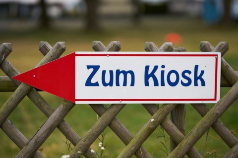 Signpost to a kiosk on a campsite near Magdeburg