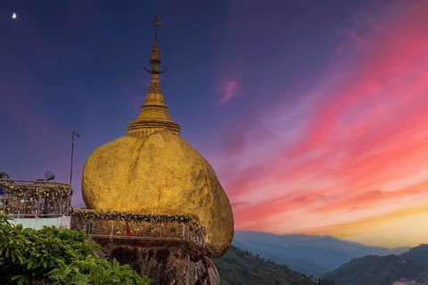 Kyaikhtiyo pagoda on a cloudy day