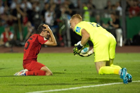 Football match, Thomas MÜLLER FC Bayern Munich left, desperate with his hands on his head because