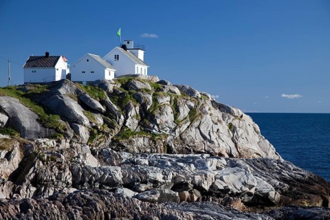 Coastal cliffs and the lighthouse, Henningsvaer, Henningsvær, Heimöya, Heimøya, Lofoten, Nordland,