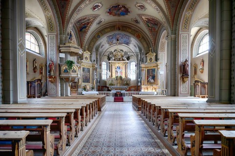 Interior photograph, nave and chancel, parish church of San Cristina in Val Gardena, Santa