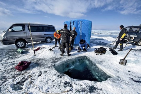 Scuba divers, Lake Baikal, Olkhon Island, Pribaikalsky National Park, Irkutsk Province, Siberia,
