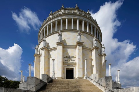 Portal, entrance, monument Befreiungshalle Kehlheim, round hall with dome, 45 m high, 29 m