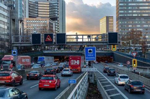 Motorway A40, Ruhrschnellweg, in Essen, junction Essen-Zentrum, city skyline, Ruhrschnellweg