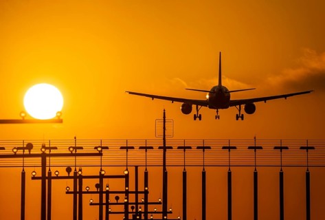 Aircraft approaching the main runway south, 05R/23L, runway lighting, approach aids, at Düsseldorf
