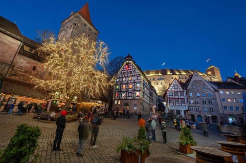 Tiergärtnertorplatz with the Tiergärtnertor and the historic Pilatushaus with an Advent calendar