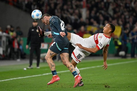 Duel, action Jamie Leweling VfB Stuttgart (18) against David Raum RasenBallsport Leipzig RBL (22)