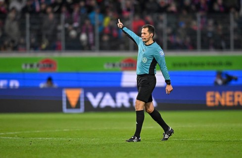 Referee Referee Robert Hartmann Gesture Gesture Voith-Arena, Heidenheim, Baden-Württemberg,