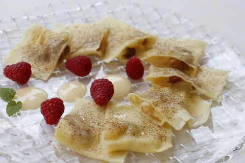 Swabian cuisine, apple ravioli, apple in pasta dough, sweet dish, dessert, vanilla sauce, cinnamon,