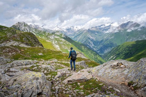 Mountaineers on a hiking trail on the Mittagskögele, view of mountain peaks of the Venediger group