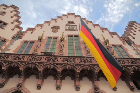 House to the Römer with parapet and German national flag, German, Römerberg, Old Town, Main,