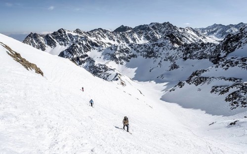 Ski tourers climbing Sulzkogel, Schartenkopf and Schöllekogel in the background, Kühtai, Stubai