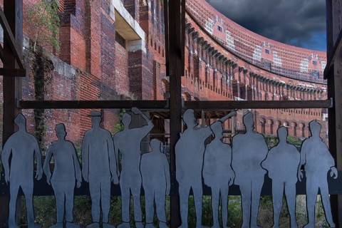 Figures as visitors in the inner courtyard of the Congress Hall, unfinished National Socialist