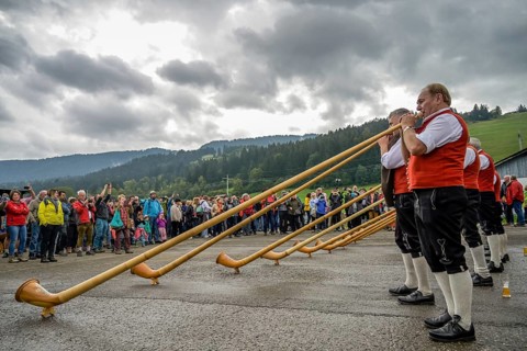 16. 09. 2022. alphorn blowers at the Almabtrieb, cattle seperation in Thalkirchdorf, Markt