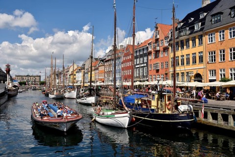 Excursion boats on canal in front of colorful facades, Nyhavn, Copenhagen, Denmark, Europe