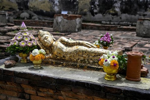 Offerings in front of the reclining Buddha, Wat Lokayasutharam, temple of the reclining Buddha,
