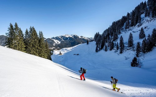 Two ski tourers in a wintry mountain landscape, ascent to Roßkopf, Mangfallgebirge, Bavaria,