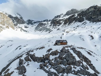 Winter in the mountains, Chamanna Jenatsch CAS, Swiss Alpine Club hut, Val Beve, Graubünden,