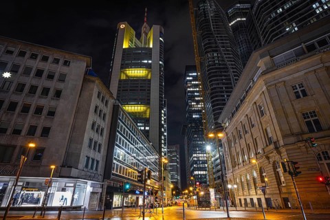 Clouds pass over the shining Commerzbank Tower in the dark evening sky, Rossmarkt, Frankfurt am