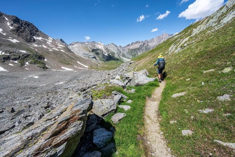 Mountaineer on a hiking trail on the Daberlenke, Lasörling Höhenweg, Lasörling Group, Hohe Tauern