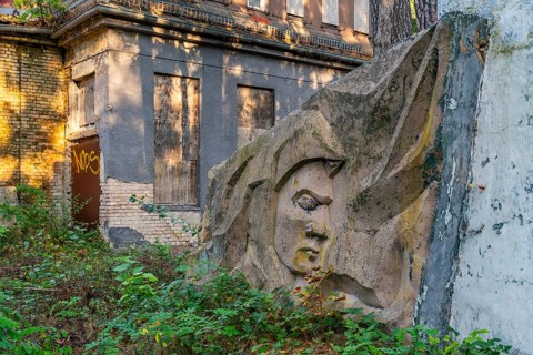 Relief of a soldier in front of the ruins of the officers' house, lost place of the officers' mess