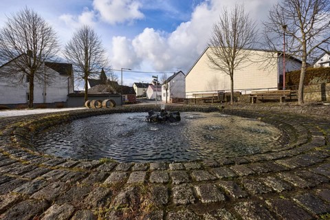 Fountain, water fountains, fountain, houses, trees, blue sky with cumulus clouds, frog perspective,
