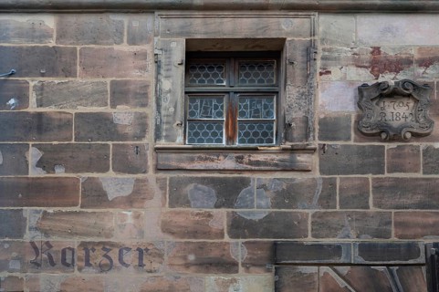 Façade with window of the former dungeon, built in 1743, Apfelstr. 12, Erlangen, Middle Franconia,