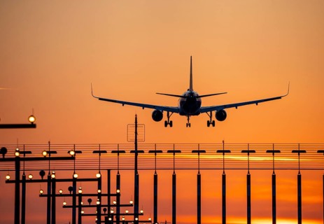 Aircraft approaching the main runway south, 05R/23L, runway lighting, approach aids, at Düsseldorf