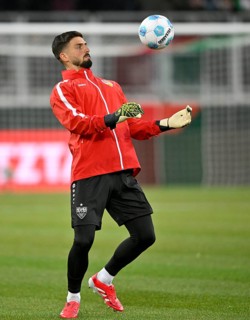 Warm-up training goalkeeper Fabian Bredlow VfB Stuttgart (01) with ball WWK Arena, Augsburg,