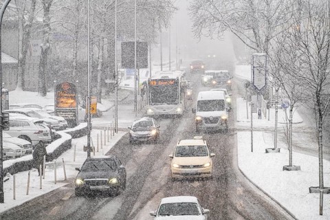 Winter weather, heavy snowfall, city centre traffic, Alfredstraße, B224, in Essen, North