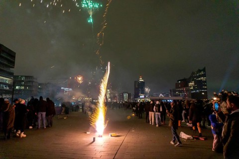 New Year's Eve 2025 on the Elbe promenade in Hamburg, at the harbour, on the Elbe, fire brigade of