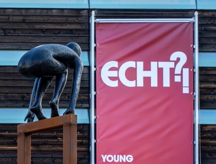 Change of Directions by Maria Miesenberger, group of figures in front of the entrance to the Nordic