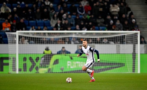 Radu Dragusin Tottenham Hotspur Spurs (06) Action on the ball perimeter advertising FLIXTRAIN,
