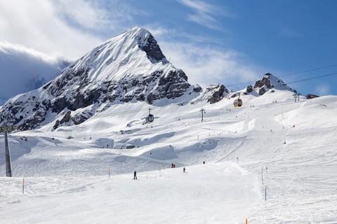 26 March 2024: Skiing against the backdrop of the Bernese Alps in Grindelwald, Switzerland. The
