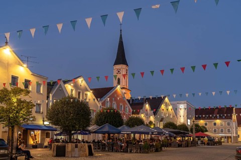 Ludwigsplatz with restaurants and the parish church of the Assumption of the Virgin Mary in the old