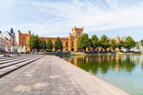 Stairs on the south bank of the Pfaffenteich, in the background the Arsenal, today the Ministry of
