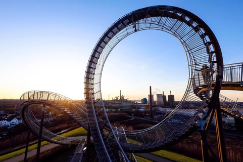 Tiger and Turtle, Magic Mountain is a landmark modelled on a roller coaster, the large sculpture is