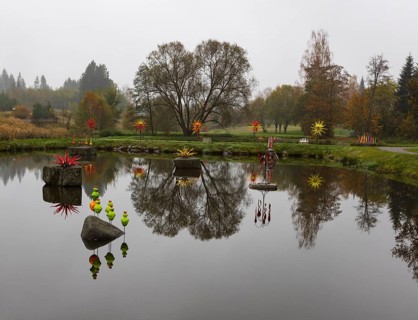 Glass art objects in the glass show garden of the Andreas Apfelthaler glassworks, Alt Nagelberg,