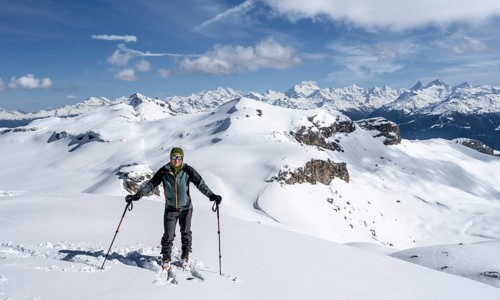 Ski tourers in front of a mountain panorama, mountain landscape with snow, view from the summit